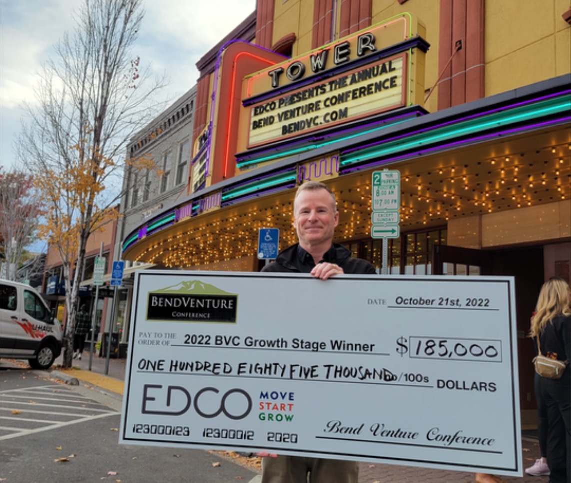 Steven Sperry receiving award from Bend Venture Conference